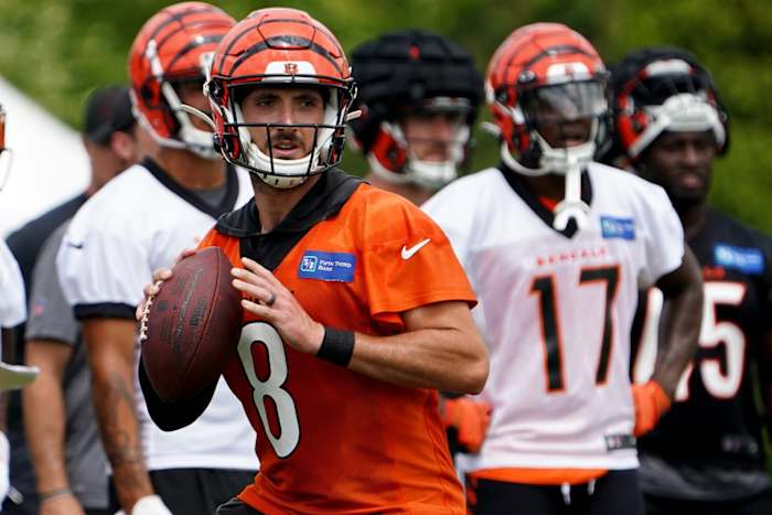 Cincinnati Bengals quarterback Brandon Allen (8) drops back to throw during Cincinnati Bengals training camp practice, Monday, Aug. 1, 2022, at the practice fields next to Paul Brown Stadium in Cincinnati. Cincinnati Bengals Training Camp Aug 1 0025